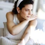 Ceyda Olguner Instagram - Buradayım Genişliyorum. Uzanıyor dallarım #berrak havaya yeşil titreşimli, #dingin, dolu. Dalıyor köklerim karanlık toprağa koyu gizemli, serin, #güçlü Buradayım: Yükseliyorum. Oysa #buradaydım kuruyordum. Yapraklarımı hışırdatan rüzgârlar alıp götürüyordu nemimi. Gövdemi eğip büken fırtınalar sarsıyordu köklerimi. Buradaydım: Çürüyordum. Tepemde durmak bilmez güz yağmurları dibimde birikip duran yeraltı suları. Dallarım ıslak, köklerim patlak yapraklarım sarı-kızıl, ölüm rengi. Buradaydım: Yitiyordum. Ama buradayım: Dayandım. Baharın serin esintilerine arındırıcı sağanaklara ılık ışıklara dek ki bir tomurcuk birikip içimde patladı en uç dalımın en ucunda açtı yapraklarını, uzanarak güneşe yayıldı, dolarak gökyüzüne. Buradaydım: Canlandım. Buradayım: Yeşeriyorum. #Şimdi özlediğim taptaze bir gonca büklümleri arasından özlediğim #rengarenk bir çiçek açacak, doluluğumu saçacak havaya çağırarak bütün arıları olgunlaşacak. Buradayım: Çiçekleniyorum. Şimdi özlediğim yemyeşil bir meyve diriliğinin ortasından özlediğim #dopdolu bir çekirdek düşecek, olgunluğumu götürecek toprağa çağırarak #bütün anıları dolgunlaşacak. Buradayım: Oluşuyorum. Buradayım: Yokoluyordum. Buradayım: #Varoluyorum. Buradayım: Yoktum. Buradayım: Varım oluyorum. (Oruç Aruoba -baharda) 28 #mayis aşkına.