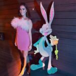Chandni Parekh Instagram - 💗 After years of solo records over Zoom, we finally got to celebrate the talented team behind a bucket list of a Dream come true 💫 BUGS BUNNY BUILDERS has been my heart & soul the last few years - and I owe it all to these Looney Builders!! 💗🐰 #bugsbunnybuilders #preschoolshows #cartoonnetwork #looneytunes #lolabunny Cartoon Network Studios