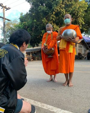 Chanon Ukkhachata Instagram - สวัสดีปีใหม่ครับ ตื่นเช้ามาใส่บาตรทำบุญ ขอให้ทุกคนได้รับบุญด้วยนะครับ เฮงๆปังๆ