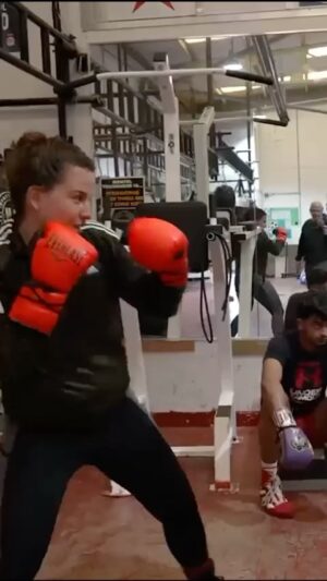 Chantelle Cameron Instagram - Having some fun with 🥊 Who needs a punch machine when I have Asam rating my power punches out of 100 😂🦾
The end of a great weeks training 
@alpha_solutions_club @scxlaw  @fitnesssuperstore @mandtltd @4mpcbd @bewelectrical @everlast @glazinghub