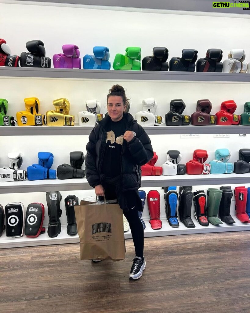 Chantelle Cameron Instagram - Delighted I got the chance to pop into @superareshop a HUGE lover of their clothing & equipment. Thanks for sorting me out once again. Loving my new gym bag as well has came in perfect for shopping in New York New York, New York