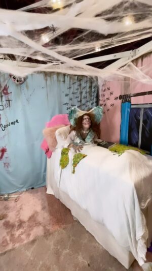 Charity Kase Instagram - @rupaulsdragcon UK day 1 🤢 

Bed made by the incredible @silver__rox 
Look @bycharitykase 
rhinestoned by @marceelowilliam 
Vomit rhinestoned by @lussiesworld 

Inspired by the amazing @alexandra__martini, who is the queen of this gag!! and @portaventuraworld 💓

#theexorcist #gag