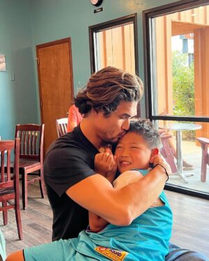 Charles Melton Instagram - Now (2022) vs Then (2015)
💛💛💛🥹
사랑해 숀