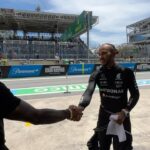 Charles Oliveira Instagram - Hoje tivemos a oportunidade de acompanhar a formula1 de perto obrigado a todos pelo carinho @ufc_brasil @ufc @ufceurope @ufcespanol @lewishamilton @vitoriabrum_ Autódromo de Interlagos