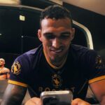 Charles Oliveira Instagram - Você sabia que além de lutas, a @roobet oferece vários outros jogos? Aproveite meu cupom “dobronxs” para ganhar ainda mais benefícios. Vai lá e vamos fazer dinheiro juntos. ROOOOOOBET. Did you know that besides fights, @roobet offers several other games? Use my code “dobronxs” to gain even more benefits. Go there and let’s make money together. ROOOOOOBET.