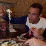 Charles Oliveira Instagram - E ai, quem ta preparado pra experimentar um “Charles do Bronxs” no @paris_6? Delicioso parmegiana canadense de tilápia ao molho branco, gratinado com queijo emmenthal na panelinha de ferro, servido com batatinhas fritas e arroz branco. Uma receita de @isaacazar preparada por nós para vocês. Hey, who’s ready to try a “Charles do Bronxs” at @paris_6? It’s a delicious Canadian-style Parmigiana made with tilapia, white sauce, gratinated with Emmenthal cheese in a small iron skillet, served with French fries and white rice. A recipe by @isaacazar prepared by us for you.