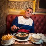 Charles Oliveira Instagram - Ser o primeiro lutador a ter um prato no @paris_6 mostra que estamos furando a bolha do MMA. Obrigado pelo convite @isaacazar é uma honra fazer parte desse cardápio com tanta gente incrível. Being the first fighter to have a dish at @paris_6 shows that we are breaking the MMA bubble. Thank you for the invitation @isaacazar, it is an honor to be part of this menu with so many amazing people. São Paulo, Brazil