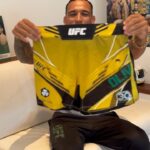 Charles Oliveira Instagram - Fala galera, conforme vcs viram no vídeo, estou sorteando o shorts da minha vitória contra o Dariush no Canadá, esse shorts é muito importante para mim, e agora ele pode ser seu, ele faz parte da minha história e eu usei em uma das minhas lutas mais importantes, eu autografei ele e agora ele pode ir para sua casa, espero que vcs gostem dessa ideia que eu tive, pretendo fazer mais vezes com muitas coisas importantes minhas, para participar é simples: 1° - Sigam meu perfil e a @Roobet. 2° - Marque três amigos nos comentários. 3° - Compartilhar esse vídeo no seu estorie. Tamo Junto Galera, obrigado por estarem comigo. Hi guys, as you saw in the video, I’m raffling off the shorts from my victory against Dariush in Canada, these shorts are very important to me, and now they can be yours, they’re part of my story and I used them in one of my most important fights, I autographed him and now he can come to your house, I hope you like this idea I made, I intend to do it more often with many of my important things, to participate it’s simple: 1° - Follow my profile and @Roobet. 2° - Tag three friends in the comments. 3° - Share this video to your story. Thank you for being with me.
