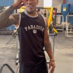 Charles Oliveira Instagram - Quer ver esse vídeo completo do meu treino na academia dos dinossauros? Entra la no meu @onlyfans. Tem muito conteudo exclusivo. Do you want to see the full video of my workout at the dinosaurs’ gym? Come check it out on my @onlyfans. There’s a lot of exclusive content.