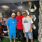 Charles Oliveira Instagram - Hoje foi dia de cola na loja dos meus irmãos só gratidão por todo carinho @buhvestiariotatuape @usebuh @sanchezfelipe @navarrodiego