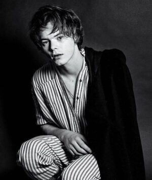 Charlie Heaton Instagram - The Talented Miss Byrnes. 📸 @lindseybyrnes 👗@lindseybyrnes