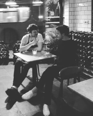 Charlie Heaton Instagram - Me and our kid are gonna be serving up some tasty dishes and fine wine Tonight @lindenstores Been a while since I’ve been in the service industry👨‍🍳