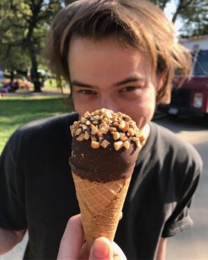 Charlie Heaton Instagram - Don't forget you patriotism folks 🍦😋 #nationalicecreamday