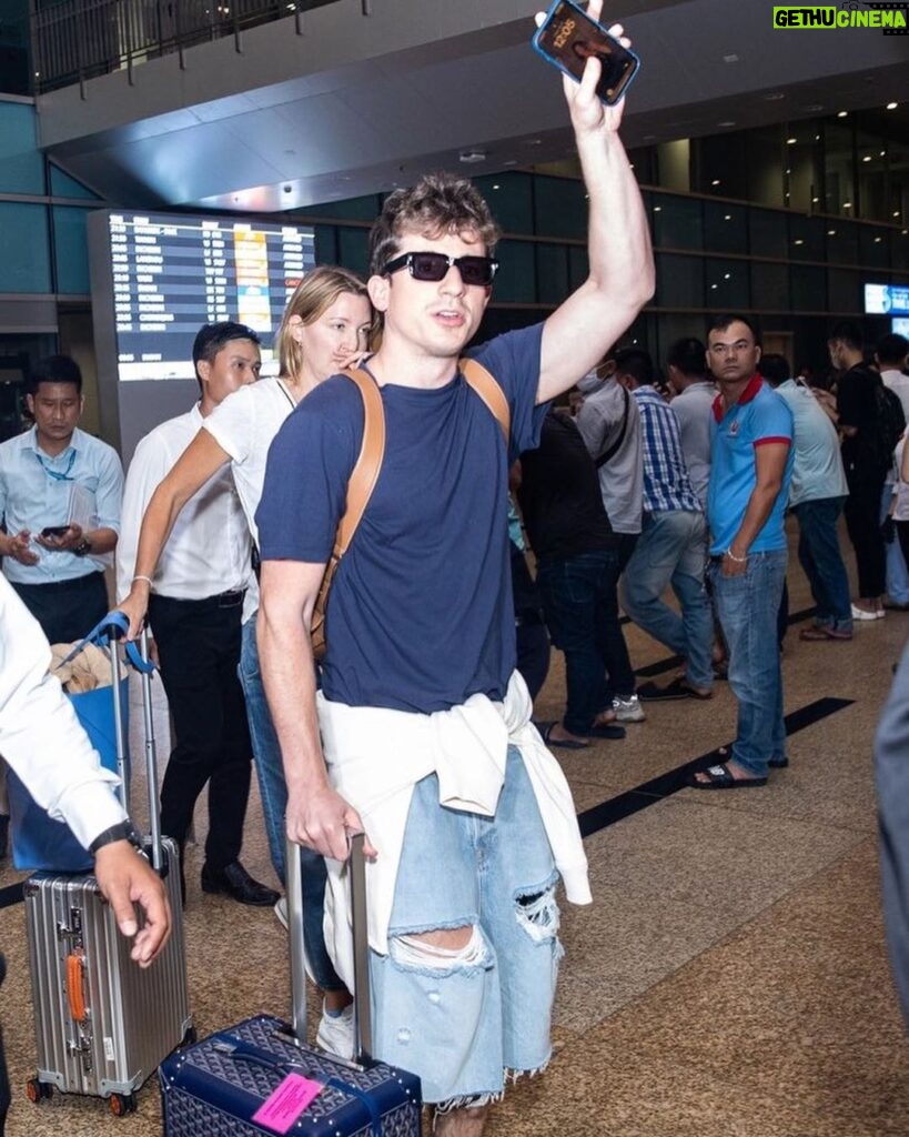 Charlie Puth Instagram - Thank you for the warm welcome Vietnam. My first time here!!!