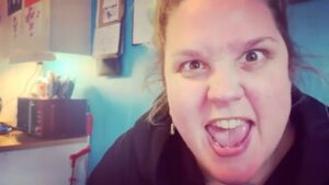 Charlotta Björck Instagram - BAE?! 🥺

Blev ombedd att välja ett klipp att prata om min ”kreativa process” kring på Brown Bag Lunches-samtalet i Lund i tisdags. Jag valde då denna lilla vidjo och blev iom det påmind om HUR JÄVLA BRA den är?1!!1 AM I RIGHT?! 😌
Den är helt klart värd en om-post!
Vilken är Du? Är du BAE eller är Du MIG? Och den absolut viktigaste frågan - Köper Du choklad eller ej?
🥺🥺🥺