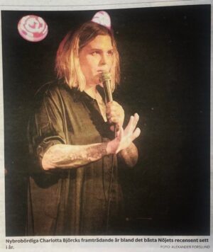 Charlotta Björck Instagram - Ja, jag kommer malla mig med detta intill dödens dagar: NYBROBÖRDIG.
😌😌😌 glasriket forever
