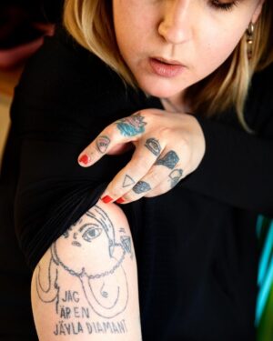 Charlotta Björck Instagram - TÄNKTE DU (och även jag) KANSKE BEHÖVDE EN PÅMINNELSE. 💎❤️
Tatuering: @leezaewald
Foto: @emilmalmborg.se