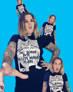 Charlotta Björck Instagram - ALLA DESSA ÅR JAG SÖKT MED LYKTA & KOMPASS efter ett lokalt ställe att trycka MÄNSKLIGHETEN och jag-merch hos! O så plötsligt hittade dom mig. 🥰🙏 TACK Jimmy & Lin på @gudagrant & @shirtpod.se för att ni made my dreams cum true. KOM I TJÖP! Ge bort till nån du älskar eller hatar! Hela KOLLEKTIONEN finns via länkiz i min profil. Och kom ihåg: bär @manskligheten_ochjag med skam eller pride men framförallt för att Du tamejfan KAN DET NU.
🖤😌🤘
•
Charlotta Björck - Kändismamma, geni, bäst & psykopat!
Hon har inte bara poddat, gjort föreställningar och en egen humorserie på SVT,
utan hon har även ritat helt sinnes snygga teckningar som vi nu trollat till merch!
Alla våra plagg är unisex och finns i storlekarna S-5XL. Kolla gärna vår storleksguide!
#mänsklighetenochjag #gudagrant #shirtpod