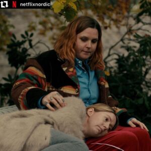 Charlotta Björck Instagram - Jag vet vilken film du ska se den 26:e december!
TACK OCH FÖRLÅT.
❤️ Regi: @_lisaaschan_ 
Foto: @netflixnordic