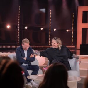 Charlotta Björck Instagram - Tack @biancatalkshow för inbjudan! Mäkta imponerad av det proffsiga och göttiga gäng som roddar och styr såväl bakom som framför kameran på denna show! Även imponerad av exakt varenda jävla enskild like @petersettman så flinkt hamrat in till mig här på instagram. Hur många? Ptja, se programmet så kanske du kan få se en bråkdel av dom fladdra förbi. 😌👌