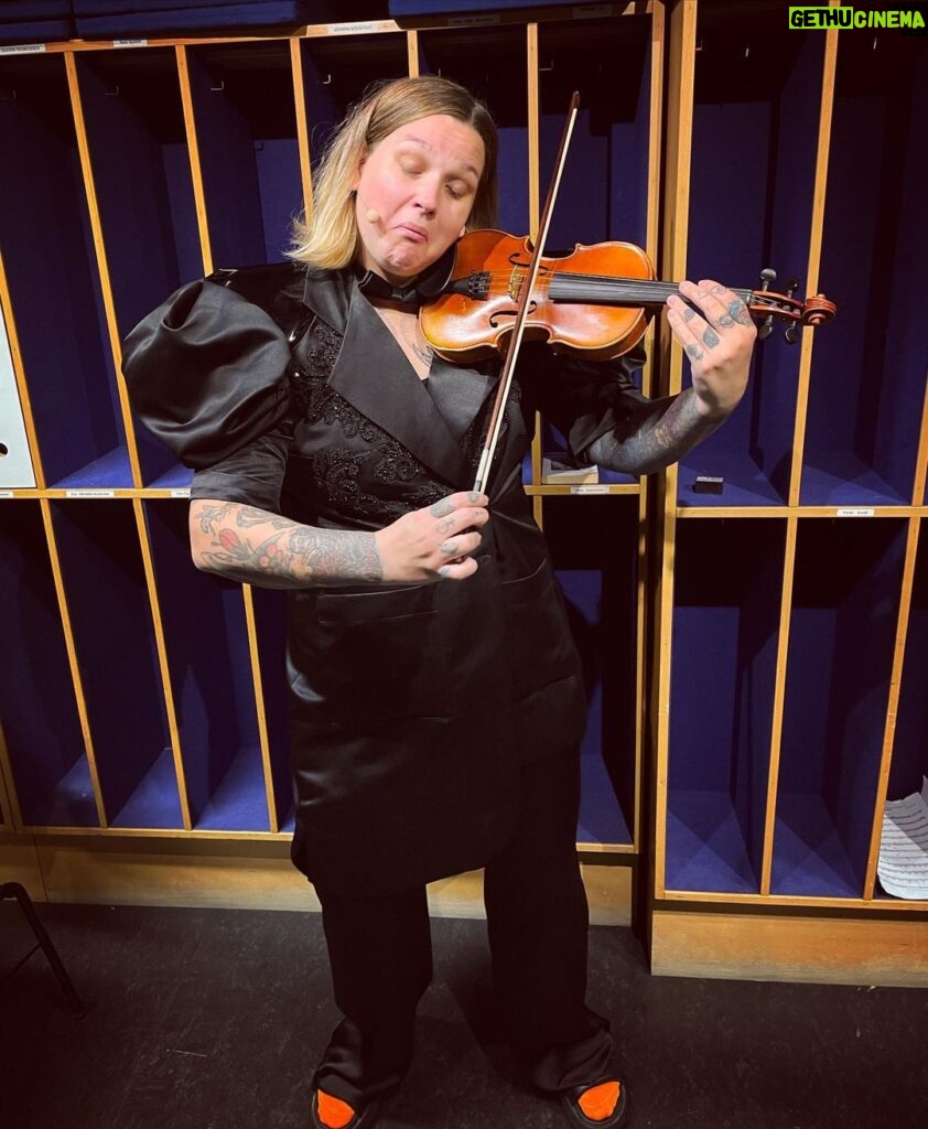 Charlotta Björck Instagram - Malmö Symfoniorkester - here I come! Uppenbart: att jag kan spela fiol. 😌🎻 Malmö Live
