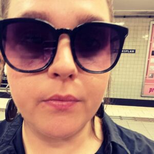 Charlotta Björck Instagram - FRILANSARLIVET
Har bott i en väska, på ett tåg, på en perrong, på hotell, på soffa i några månader nu. Flängt fram o tillbaka till Sthlm o lite hitodit. Inte hunnit packa upp förrän det är dags att packa igen. Älskar skiten! Men älskar också: fyra veckor from nu i MALMÖ. Med mina barn. Utan väska. I min egen säng. 🥳 hashtag malmö foreverrrrr