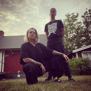 Charlotta Björck Instagram - Vi firade 10 år tillsammans den 1:a maj.
Tio år, två barn och tusentals timmar av hashtag livet™️.
Den 2:a maj var vi äntligen modiga nog att göra slut. Som att vi liksom gått i mål. Vi körde på ganska länge efter att vi egentligen hade blivit färdiga. Med varann. Med upplägget. Med vara ihop-andet. Vi high-fajvade vårt beslut. För på vägen har vi ju blivit bästa vänner, och BFF’s high-fajvar när dom gjort nåt bra!
Min viktigaste person i livet som jag alltid tänkt och fortfarande tänker bli gammal med. Bara inte IHOP. Utan mer.. vid sidan av. ❤️ Mitt ex & jag.