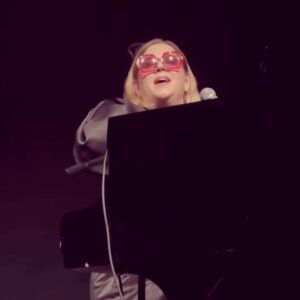 Charlotta Björck Instagram - Kände mig liiiite som Elton John igår ändå, med flygel & shades. Flygel & shades! Tydligen kostar flygeln 1,5 miljoner. Lagom standard för en sådan konsertpianist som mig. 😌Nån frågade mig efter giget om jag var operasångerska.. och svaret är: uppenbarligen, ja?! TACK MOTALA & @motalakvinnojour! Det var en sann ära att få njuta av Er en stunn! ❤️
Vidjo: @pappasparlor