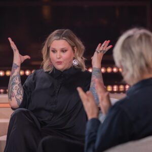 Charlotta Björck Instagram - Tack @biancatalkshow för inbjudan! Mäkta imponerad av det proffsiga och göttiga gäng som roddar och styr såväl bakom som framför kameran på denna show! Även imponerad av exakt varenda jävla enskild like @petersettman så flinkt hamrat in till mig här på instagram. Hur många? Ptja, se programmet så kanske du kan få se en bråkdel av dom fladdra förbi. 😌👌