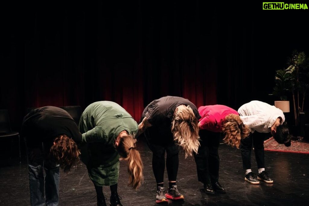 Charlotta Björck Instagram - Älskar dom här människorna och det vi gör tillsammans mer än livet! Impro är en livsstil, en filosofi, en existensiell fråga, rätt och prioritet. Tack underbara publik för igår! ❤️ Och tack @denlillakameran för fantastiska bilder! • Kom ihåg: KÄLLAN ÄR DU KÄLLAN ÄR JAG KÄLLAN ÄR BRA KÄLLAN TRALLALA (forever) Inkonst