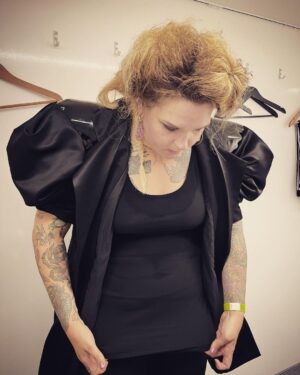 Charlotta Björck Instagram - FYRA DAGAR I FÖLJANDE TECKEN: SVETT. 😅
FAN vad kul (och svettigt) jag har haft. Tack alla inblandade! Och tack PUBLIKEN! ❤️ Nu ska jag vila rösten lite. Orkar inte höra den mer på ett tag.
Pssst! Jag snodde din vidjo från impron @isabelenstrom, pliz hata mig ej. Tack, hej! 🙏