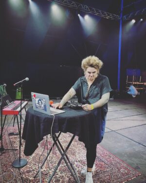 Charlotta Björck Instagram - FYRA DAGAR I FÖLJANDE TECKEN: SVETT. 😅
FAN vad kul (och svettigt) jag har haft. Tack alla inblandade! Och tack PUBLIKEN! ❤️ Nu ska jag vila rösten lite. Orkar inte höra den mer på ett tag.
Pssst! Jag snodde din vidjo från impron @isabelenstrom, pliz hata mig ej. Tack, hej! 🙏