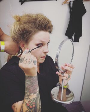 Charlotta Björck Instagram - FYRA DAGAR I FÖLJANDE TECKEN: SVETT. 😅
FAN vad kul (och svettigt) jag har haft. Tack alla inblandade! Och tack PUBLIKEN! ❤️ Nu ska jag vila rösten lite. Orkar inte höra den mer på ett tag.
Pssst! Jag snodde din vidjo från impron @isabelenstrom, pliz hata mig ej. Tack, hej! 🙏