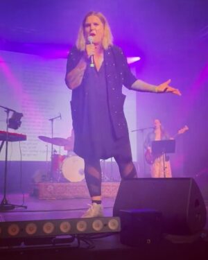 Charlotta Björck Instagram - FYRA DAGAR I FÖLJANDE TECKEN: SVETT. 😅
FAN vad kul (och svettigt) jag har haft. Tack alla inblandade! Och tack PUBLIKEN! ❤️ Nu ska jag vila rösten lite. Orkar inte höra den mer på ett tag.
Pssst! Jag snodde din vidjo från impron @isabelenstrom, pliz hata mig ej. Tack, hej! 🙏