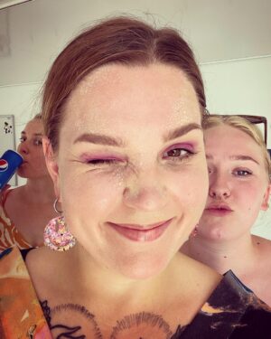 Charlotta Björck Instagram - FYRA DAGAR I FÖLJANDE TECKEN: SVETT. 😅
FAN vad kul (och svettigt) jag har haft. Tack alla inblandade! Och tack PUBLIKEN! ❤️ Nu ska jag vila rösten lite. Orkar inte höra den mer på ett tag.
Pssst! Jag snodde din vidjo från impron @isabelenstrom, pliz hata mig ej. Tack, hej! 🙏