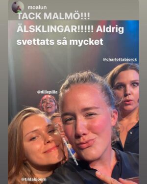 Charlotta Björck Instagram - FYRA DAGAR I FÖLJANDE TECKEN: SVETT. 😅
FAN vad kul (och svettigt) jag har haft. Tack alla inblandade! Och tack PUBLIKEN! ❤️ Nu ska jag vila rösten lite. Orkar inte höra den mer på ett tag.
Pssst! Jag snodde din vidjo från impron @isabelenstrom, pliz hata mig ej. Tack, hej! 🙏