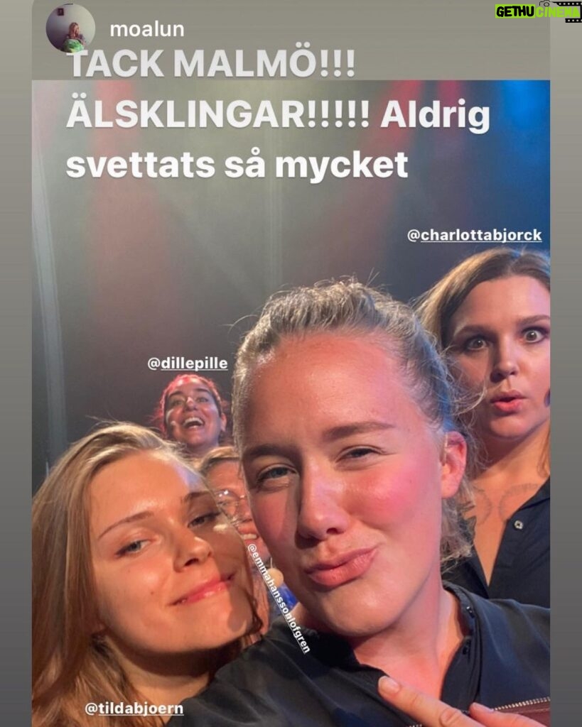 Charlotta Björck Instagram - FYRA DAGAR I FÖLJANDE TECKEN: SVETT. 😅 FAN vad kul (och svettigt) jag har haft. Tack alla inblandade! Och tack PUBLIKEN! ❤️ Nu ska jag vila rösten lite. Orkar inte höra den mer på ett tag. Pssst! Jag snodde din vidjo från impron @isabelenstrom, pliz hata mig ej. Tack, hej! 🙏 Slottsparken, Malmö