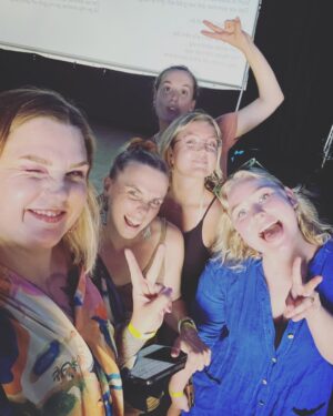 Charlotta Björck Instagram - FYRA DAGAR I FÖLJANDE TECKEN: SVETT. 😅
FAN vad kul (och svettigt) jag har haft. Tack alla inblandade! Och tack PUBLIKEN! ❤️ Nu ska jag vila rösten lite. Orkar inte höra den mer på ett tag.
Pssst! Jag snodde din vidjo från impron @isabelenstrom, pliz hata mig ej. Tack, hej! 🙏