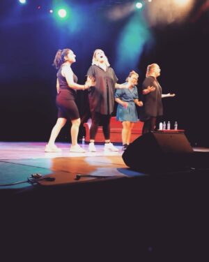 Charlotta Björck Instagram - FYRA DAGAR I FÖLJANDE TECKEN: SVETT. 😅
FAN vad kul (och svettigt) jag har haft. Tack alla inblandade! Och tack PUBLIKEN! ❤️ Nu ska jag vila rösten lite. Orkar inte höra den mer på ett tag.
Pssst! Jag snodde din vidjo från impron @isabelenstrom, pliz hata mig ej. Tack, hej! 🙏