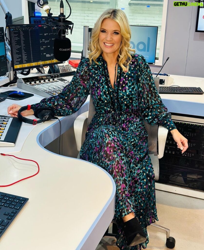 Charlotte Hawkins Instagram - Happy Sunday! Wrap up your weekend with me on @classicfm from 7pm - I’ve Vaughan Williams, Rachmaninov & so much more… & my Young Classical Stars this week are the fabulously unique @chromic_duo ✨🎶 Dress @thewhitmore at @loveandroses #classicfm #classicalmusic #relaxingmusic #sunday #aundaynight #sundaysoundtrack #youngclassicalstar #smoothclassics #smoothclassicsatseven