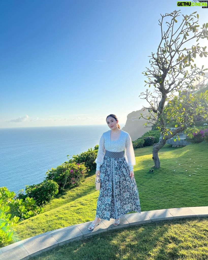 Chelsea Islan Instagram - A day spent with dreaming, sunsets, painted skies and refreshing breeze in Uluwatu. Truly blessed 🍃 Dolled up in @fadlan_indonesia @fabricsocietystore @batikkerisonline Styled by: @imeldaimew @imewmew