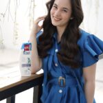 Chelsea Islan Instagram - Happy Sunday! 🌞 Walaupun cuaca panas dan gampang keringetan tapi penampilanku tetap on point di tengah aktivitas yang padat. Ini dia support system yang selalu bantu aku, siapa lagi kalau bukan @headandshouldersid Itch Care dengan Formula Baru yang bisa bikin aku 100% PD lawan ketombe basah hingga ke 5 Lapisan. Rambut aku juga terasa 2x lebih lembut! Mau terhindari dari ketombe basah dan gatal seperti aku? Yuk #MoveOnBeb ke @headandshouldersid sekarang! #HSAmbassadors 💙