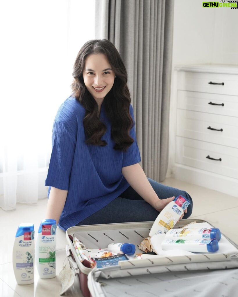 Chelsea Islan Instagram - It’s holiday time! 😍 Kalian udah packing belum? Jangan lupa “must have items” yang harus kalian bawa biar liburan kalian makin seru! Kalian gak mau dong momen kumpul keluarga terganggu dengan garuk-garuk kepala karena ketombe! Makanya aku selalu bawa dan stock shampoo andalan aku @headandshouldersid untuk aku rekomendasiin ke keluarga dan saudaraku, karena ‘Formula Baru’ yang efektif kalahkan ketombe basah dan gatal hingga bikin momen lebaran kalian jadi lebih menyenangkan! Kulit kepala juga terlindungi selama 72 jam dan rambut juga terasa jadi 2x lebih lembut. So, let’s #MoveOnBeb ke @headandshouldersid sekarang! Jangan lupa yang udah Move On, tag aku ya! #HSAmbassadors @headandshouldersid 💙