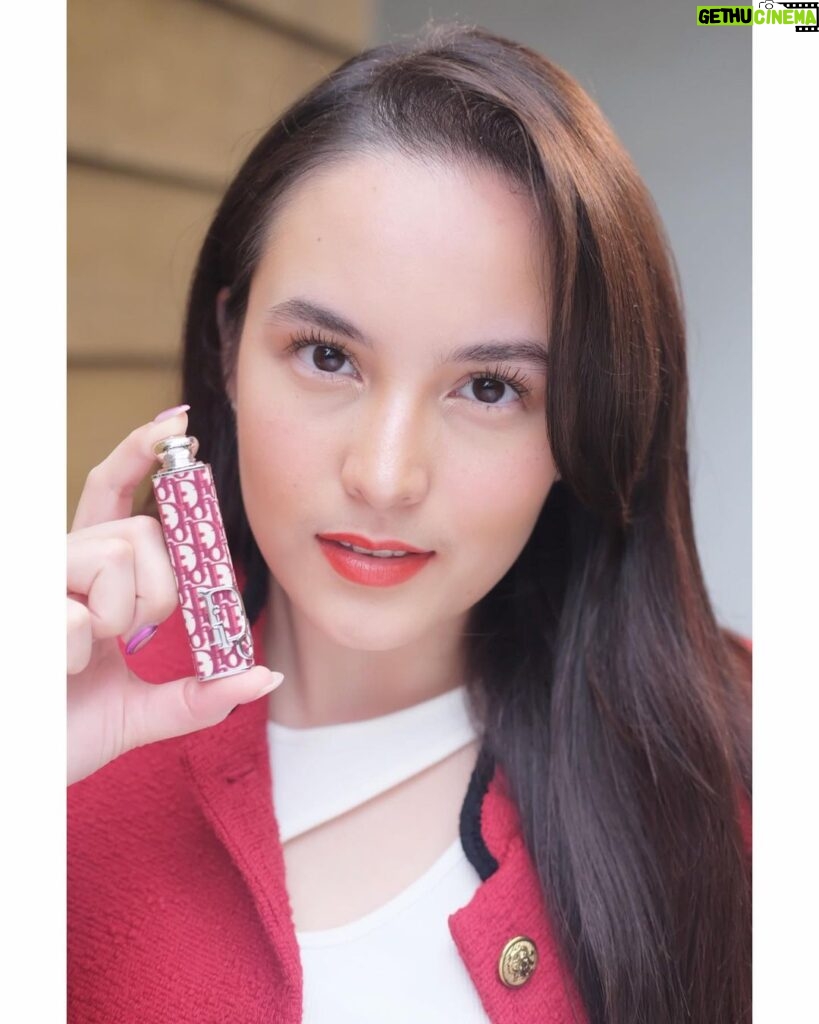 Chelsea Islan Instagram - Loving my Dior Addict case inspired from the House of Dior’s aesthetic codes – allowing me to couturify my full look and the beauty routine. My personal favorite would be the 521 Diorelita in Burgundy Oblique case to match my red lip in Dior Addict #008. Which one will you choose? #DiorAddict @diorbeauty 🌹♥