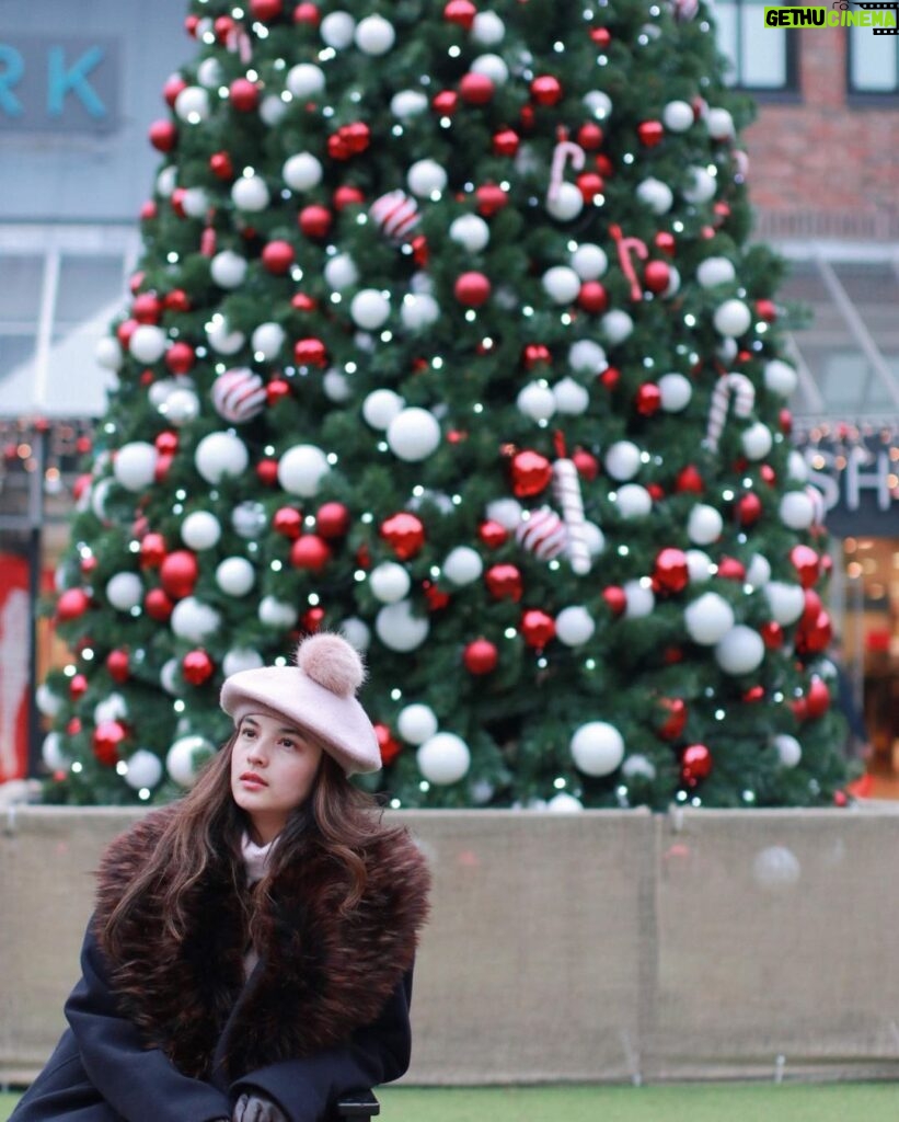 Chelsea Islan Instagram - Merry Christmas & Happy Holidays friends! Lots of love for all of you. Stay blessed & have a jolly one!🎄🌟 This was Christmas in Harrogate, United Kingdom. (2019)