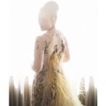 Chelsea Islan Instagram – Details of the breathtaking Kebaya. 

Kebaya kutu baru ini memiliki unsur perpaduan antara adat Jawa dan Papua. Burung Cenderawasih atau The Bird of Paradise melambangkan keberuntungan. Masyarakat Papua mempercayai bahwa keberuntungan akan datang dengan terus menjaga burung Cenderawasih. 

Disini memiliki filosofi khusus, bahwa 2 adat di persatukan, 2 insan di persatukan dan menyatu menjadi 1 cinta. 

Ini adalah karya Mas @eddybetty yang begitu luar biasa, mewujudkan visi aku menjadi kenyataan. Thank you Mas Eddy Betty for making my dream Kebaya come true 🤍✨