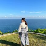 Chelsea Islan Instagram - A day spent with dreaming, sunsets, painted skies and refreshing breeze in Uluwatu. Truly blessed 🍃 Dolled up in @fadlan_indonesia @fabricsocietystore @batikkerisonline Styled by: @imeldaimew @imewmew