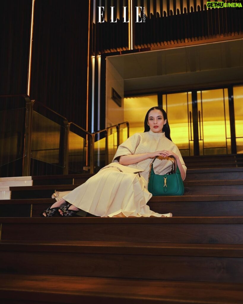 Chelsea Islan Instagram - Obsessed by @gucci’s handbag style that lasts forever. #GucciJackie1961 #Gucci 👜❤ Thank you @gucci and @elleindonesia ✨ The St. Regis Jakarta