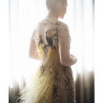 Chelsea Islan Instagram – Details of the breathtaking Kebaya. 

Kebaya kutu baru ini memiliki unsur perpaduan antara adat Jawa dan Papua. Burung Cenderawasih atau The Bird of Paradise melambangkan keberuntungan. Masyarakat Papua mempercayai bahwa keberuntungan akan datang dengan terus menjaga burung Cenderawasih. 

Disini memiliki filosofi khusus, bahwa 2 adat di persatukan, 2 insan di persatukan dan menyatu menjadi 1 cinta. 

Ini adalah karya Mas @eddybetty yang begitu luar biasa, mewujudkan visi aku menjadi kenyataan. Thank you Mas Eddy Betty for making my dream Kebaya come true 🤍✨