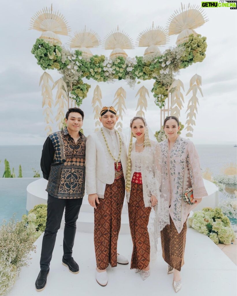 Chelsea Islan Instagram - Love is in the air! Happy to have witnessed the sacred and intimate ceremony of love. Happy wedding @itsmebcl 🤍 Amankila
